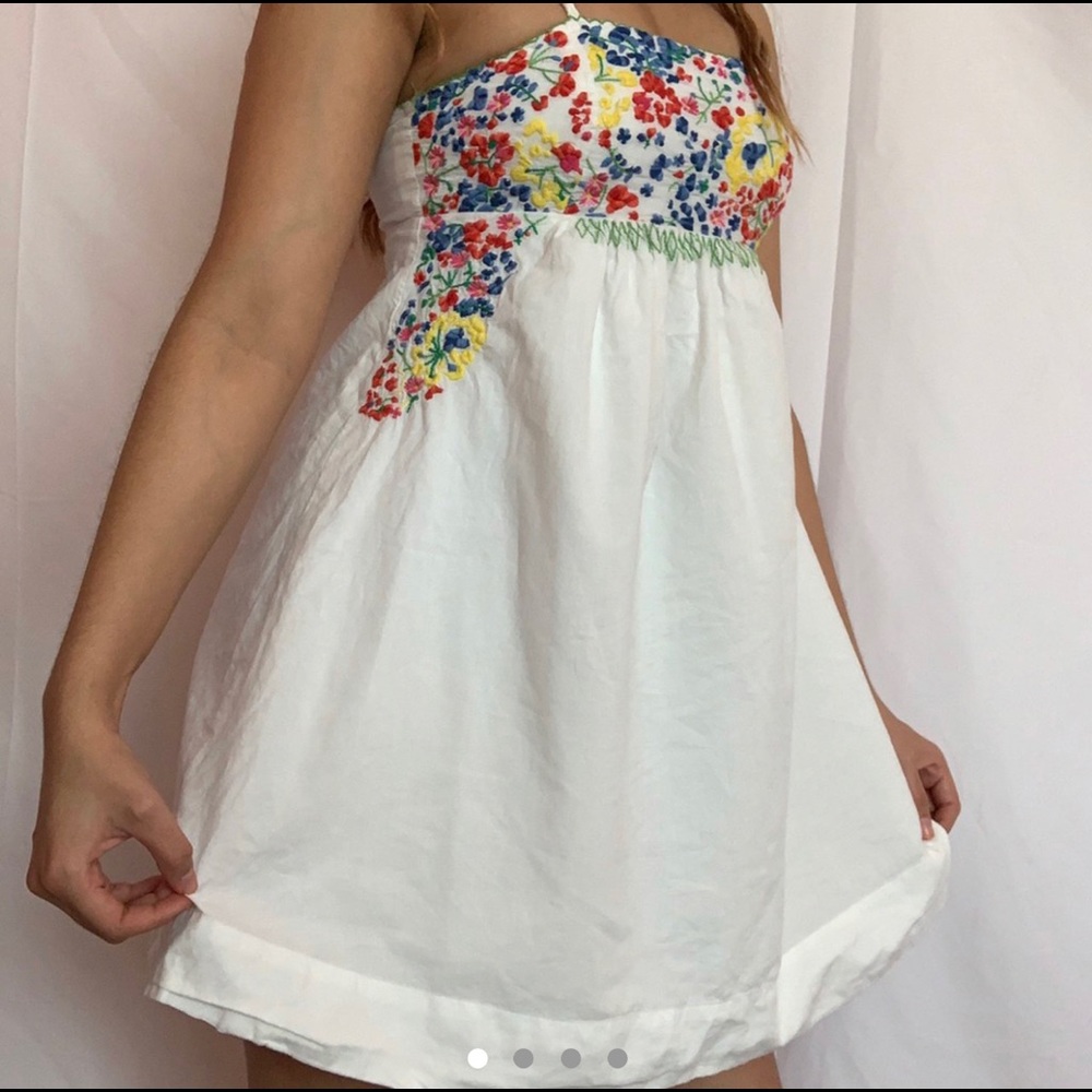 White flower embroidered dress - Picture 2 of 4